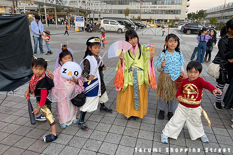 そして優勝はau三太郎の仮装をしてくれた5人組！なんと去年に引き続き二連覇です！