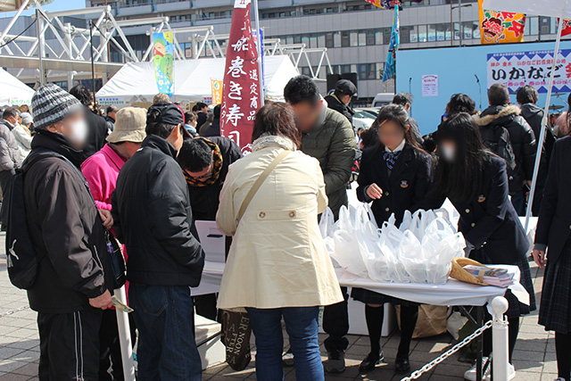 新鮮な野菜や各地方の名産品が並びます