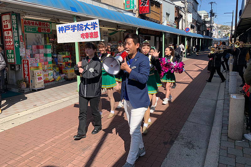 あらじおも一緒に商店街へパレードへ