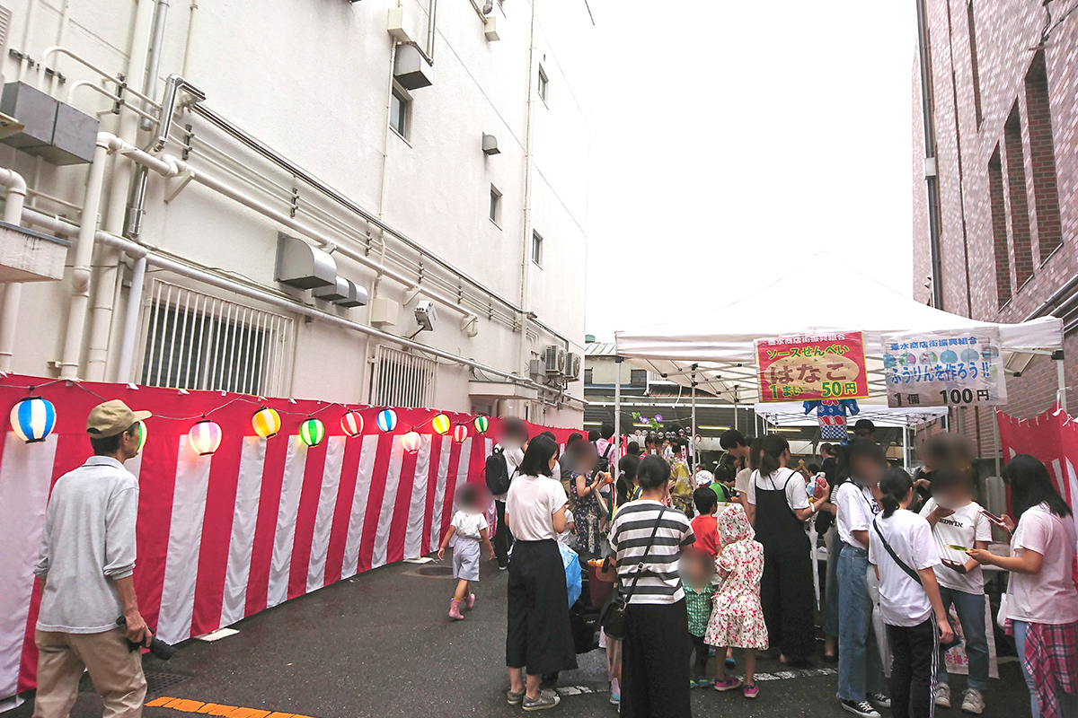 みずほ銀行駐車場にあるコーナーにも人がたくさん