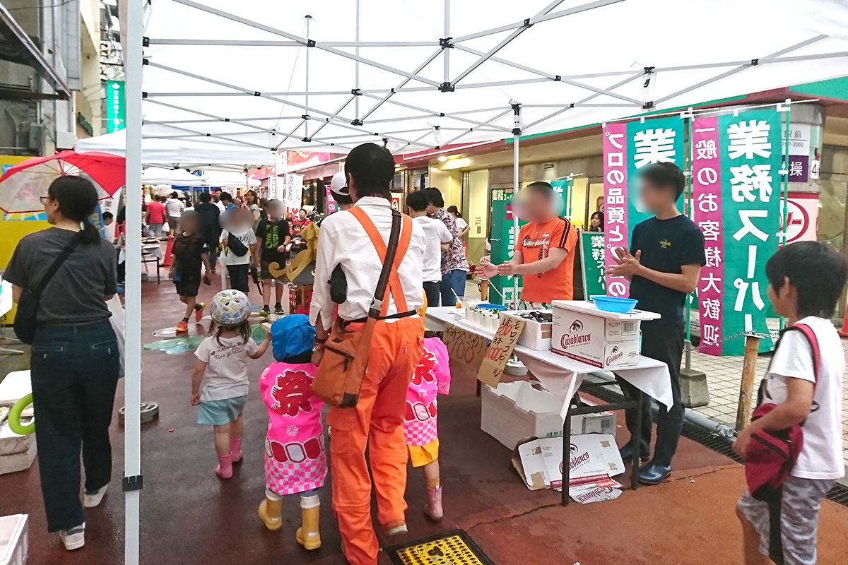 雨の中がんばるこどもたちを、出店されてるみなさんも応援してくれます